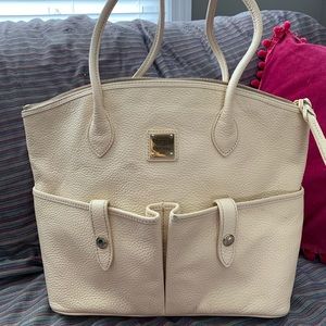 Dooney & Bourke  tote in all-weather leather